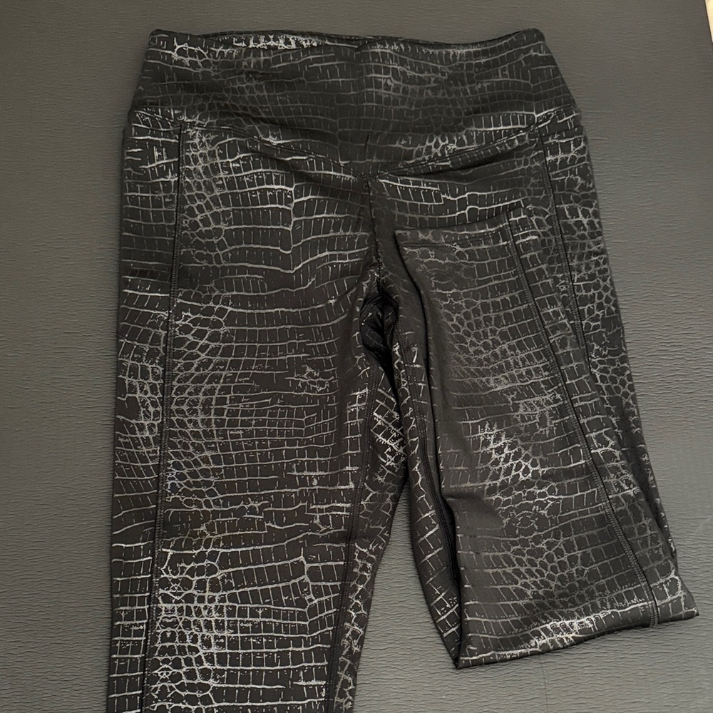 Like New Sz M VS Pink Active reptile Print Leggings w/side pocket 7/8 length